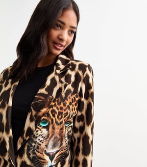 Bruine blazer met contrasterende dierenprint van rand tot rand