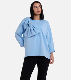 Blauwe oversized trui met contrasterende strik aan de zijkant