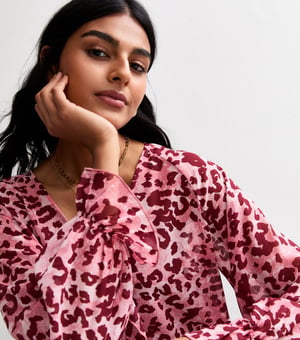Roze chiffon blouse met dierenprint en ruches