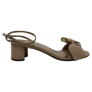 Miu Miu sandalen met strik en enkelbandje in beige lakleer