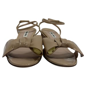 Miu Miu sandalen met strik en enkelbandje in beige lakleer
