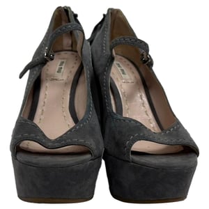 Miu Miu Mary Jane pumps met open neus en sleehak in grijs suède