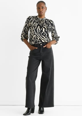 Zwarte satijnen blouse met hoge kraag en dierenprint