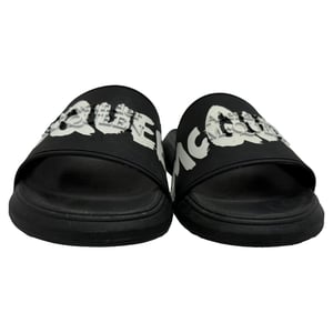 Alexander McQueen Graffiti Logo Slide Sandalen in Zwart Rubber