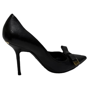 Burberry pumps met spitse neus en strikaccent in zwart leer