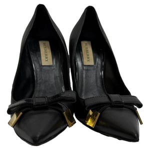 Burberry pumps met spitse neus en strikaccent in zwart leer