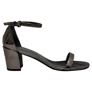 Stuart Weitzman MetallicSimple Chorus Enkelband Sandalen in Zilverkleurig Leer
