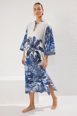 Damesjurk in zeer kleurrijke, bedrukte midi-lengte, oversized model, perfect voor op het strand.