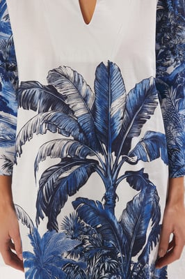 Damesjurk in zeer kleurrijke, bedrukte midi-lengte, oversized model, perfect voor op het strand.
