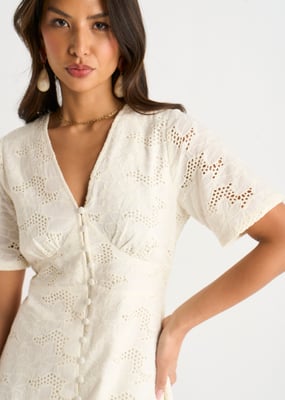 Witte midi-jurk met knoopsluiting en kant