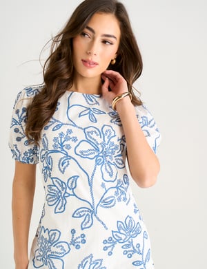Mini-jurk met wit-blauwe bloemenprint