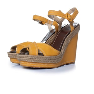 Christian Louboutin, okerkleurige leren sleehak sandalen
