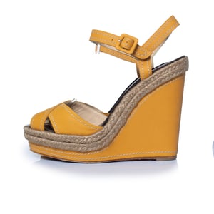 Christian Louboutin, okerkleurige leren sleehak sandalen