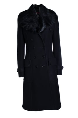 Burberry, zwarte wollen trenchcoat met bontkraag.