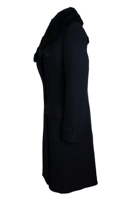 Burberry, zwarte wollen trenchcoat met bontkraag.