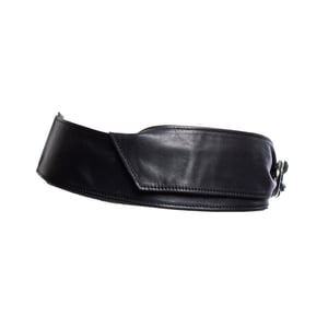 Emporio Armani, Tailleband van kalfsleer