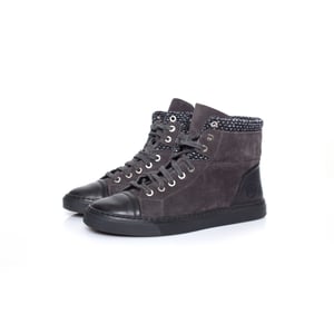 Chanel, hoge tennissneakers met CC-logo en tweedstof.