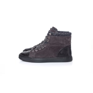 Chanel, hoge tennissneakers met CC-logo en tweedstof.