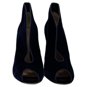 Gianvito Rossi Vamp Peep-Toe Enkellaarsjes in Nav Blue Velvet