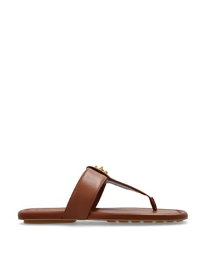 De sandalen met dubbele T-band