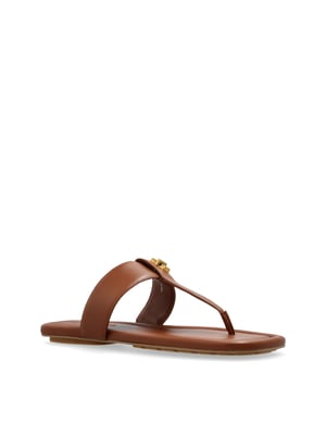 De sandalen met dubbele T-band