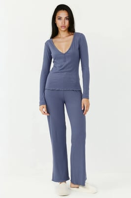 V-hals Wijde Pijpen Pyjama Set met Knoopdetail