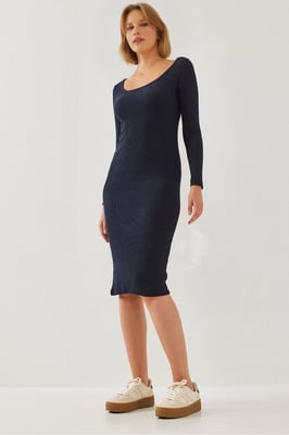 Gegolfde Ribbels Midi Jurk met Vierkante Kraag