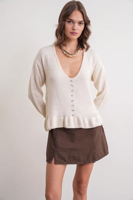 Lichte V-hals gebreide top met knoopdetails