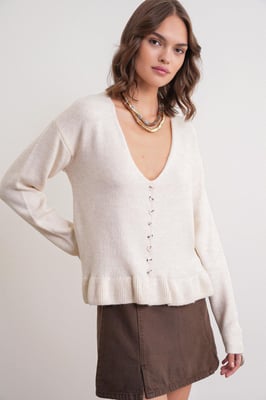 Lichte V-hals gebreide top met knoopdetails