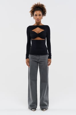 BENU Zwarte blouse met uitgesneden hals
