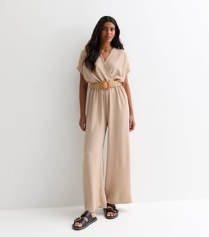 Beige jumpsuit met korte mouwen, elastische tailleband en ceintuur