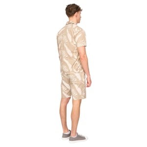 Duck and Cover Heren Hopkinton Tropische Bladeren Ademend Shirt en Shorts Set (Licht Steen)