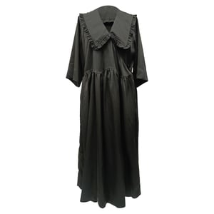 Ganni maxi-jurk met geplooide kraag en ruches van polyester in zwart.