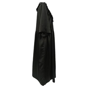 Ganni maxi-jurk met geplooide kraag en ruches van polyester in zwart.