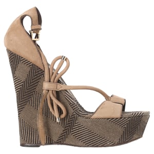 Burberry Bow T-Strap Wedge Sandalen in Bruin Leer