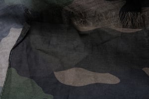 Valentino Garavani, camouflage bedrukte sjaal