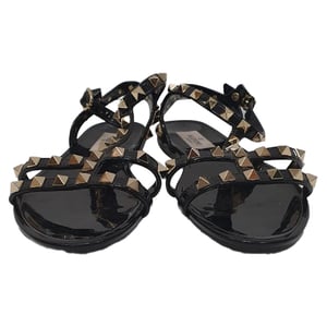 Valentino Garavani Rockstud T-Strap Platte Sandalen in Zwart Rubber