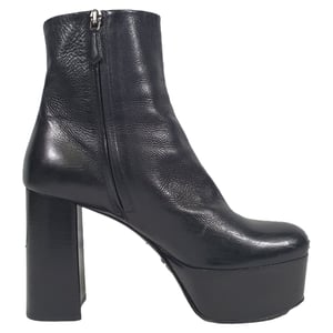 Prada Platform Enkellaarsjes in Zwart Leer