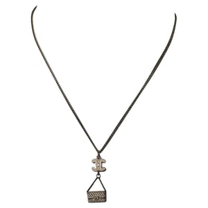Chanel 2003 CC Geplakte Emaille Flap Tas Hanger Ketting in Goud Metaal