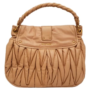 Miu Miu Matelassé Coffer Hobo Tas in Beige Leer