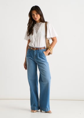 Blauwe jeans met plooien en wijde pijpen