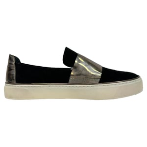 Stuart Weitzman Slip On Sneakers in Zwart Fluweel