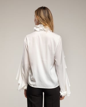 Blouse met print, ajoursteek op de borst, een kraag met ruches en batist-details