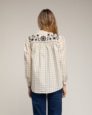 Geruite blouse met opstaande kraag en borduursel op de schouder en rug
