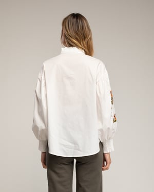 Blouse met opstaande kraag, ruches aan de mouw, borduursels en elastische manchetten