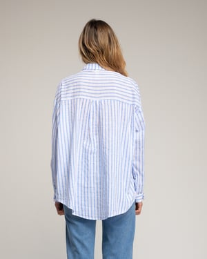 Losvallende gestreepte blouse met geschulpte rand aan de mouw