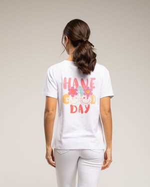 T-shirt met een margrietjesprint op de voorkant en de tekst "have a good day" op de rug