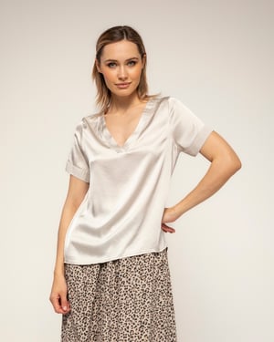 T-shirt met korte mouwen en V-hals van zijde