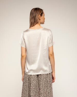 T-shirt met korte mouwen en V-hals van zijde