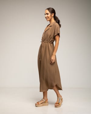 Midi-jurk met elastische taille en borst, rimpelmouwen en zakken